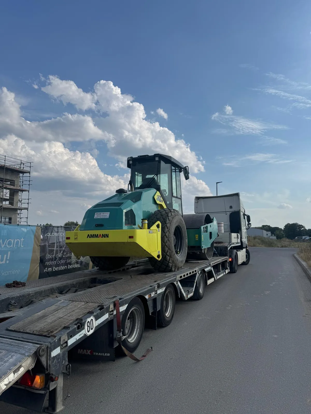 Schwertransport einer Straßenwalze